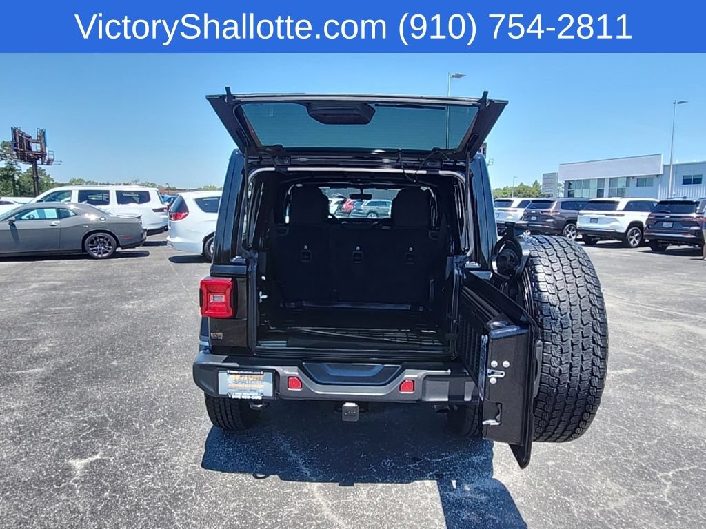 Used 2018 Jeep Wrangler Unlimited Sahara AWD/4WD image 29
