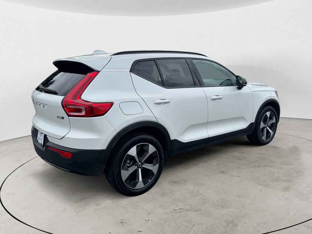 Used 2025 Volvo XC40 B5 Plus AWD/4WD image 7