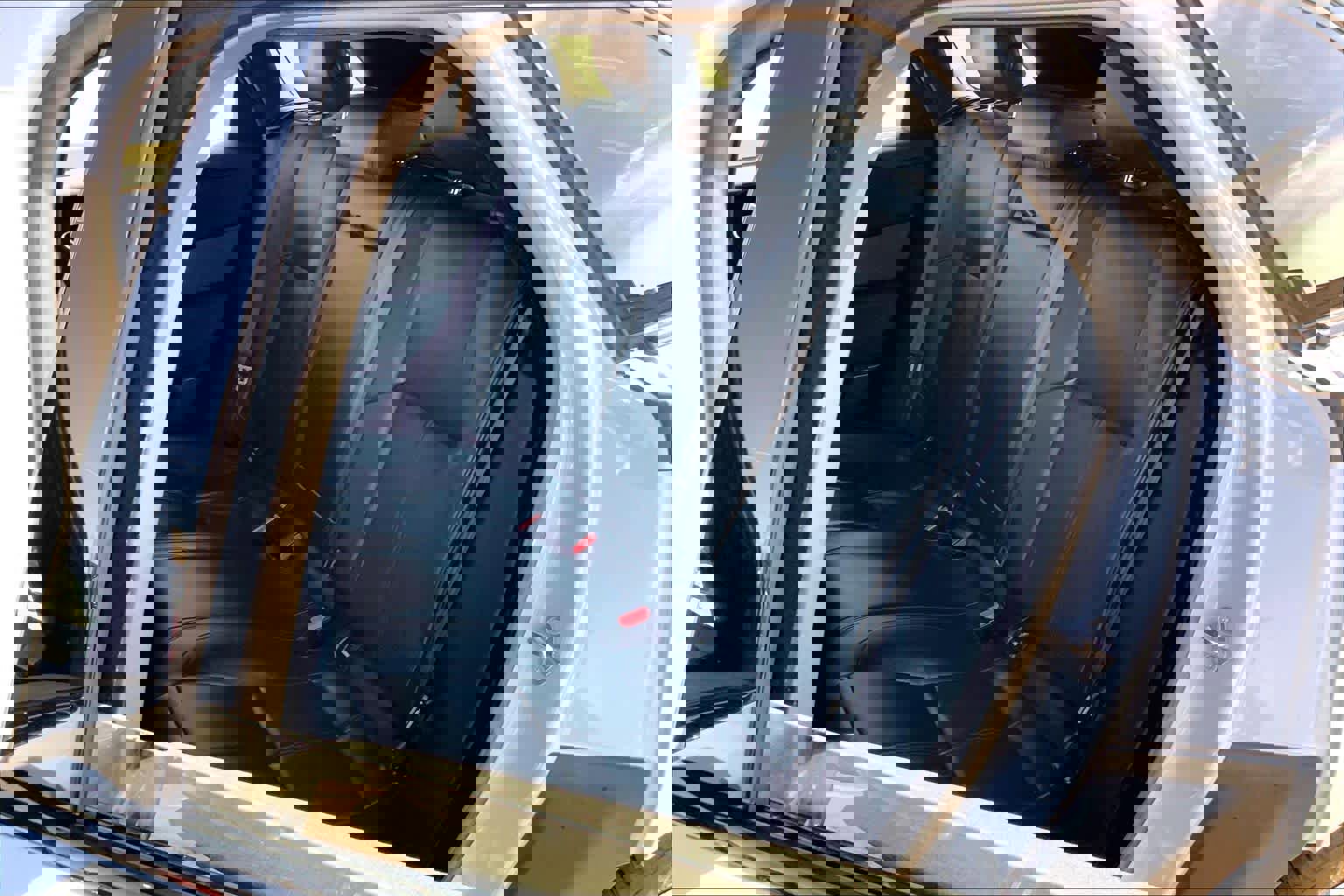 Certified 2025 Land Rover Range Rover Velar Dynamic SE image 18