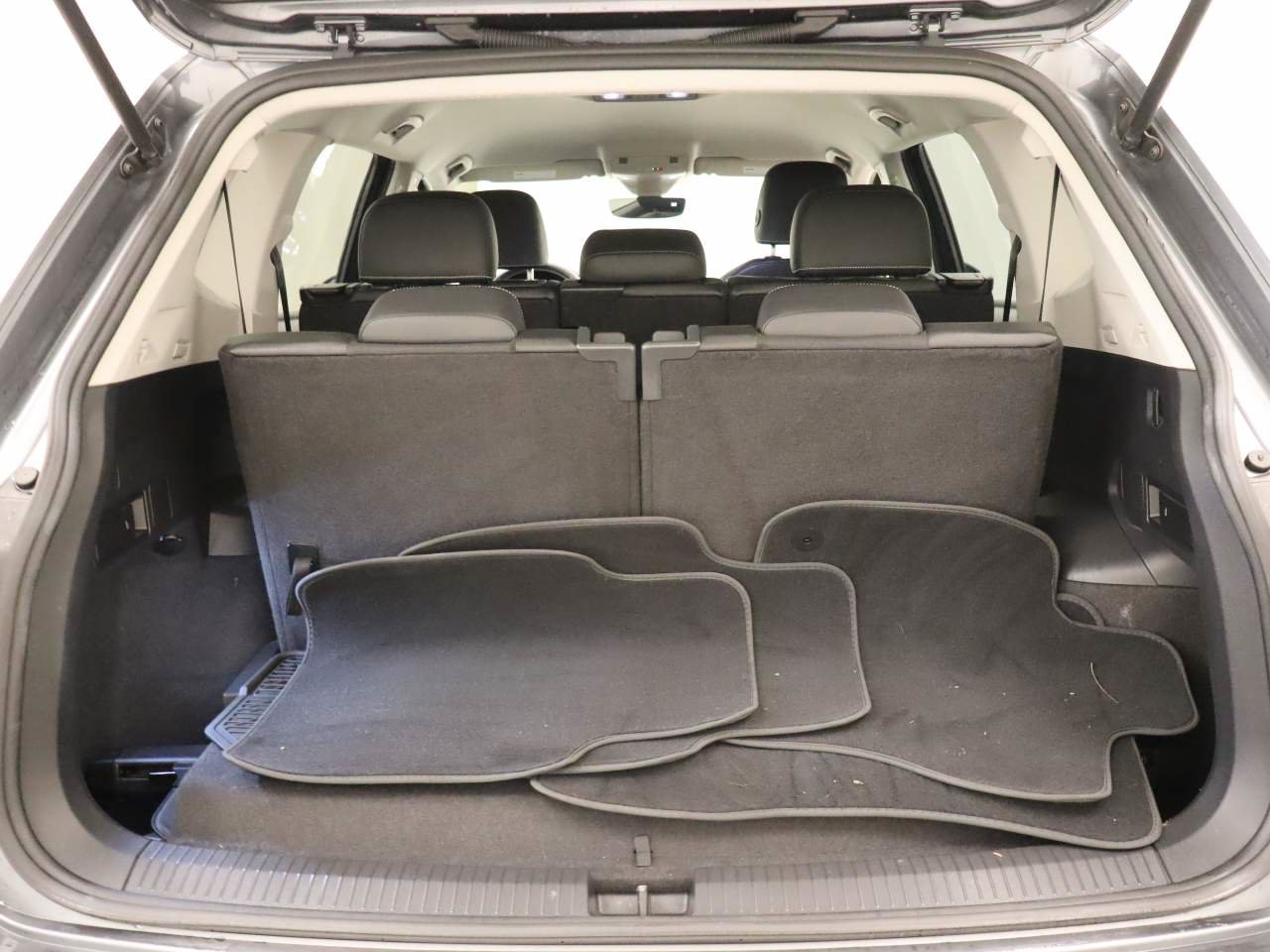 Certified 2023 Volkswagen Tiguan SE FWD image 18