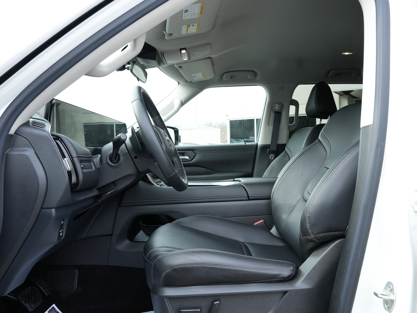 Used 2025 Nissan Armada SV image 31