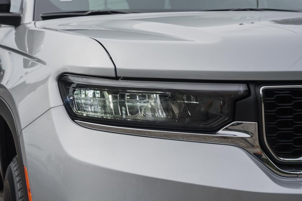 New 2025 Jeep Grand Cherokee Laredo X w/ Luxury Tech Group I image 13