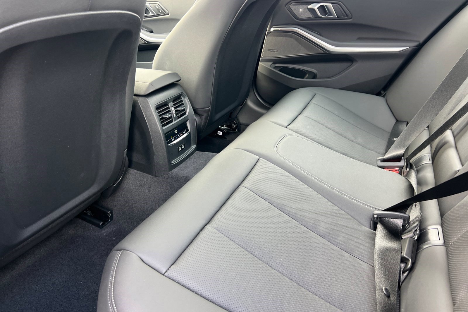 Used 2026 BMW 330i Sedan w/ M Sport Package RWD image 19