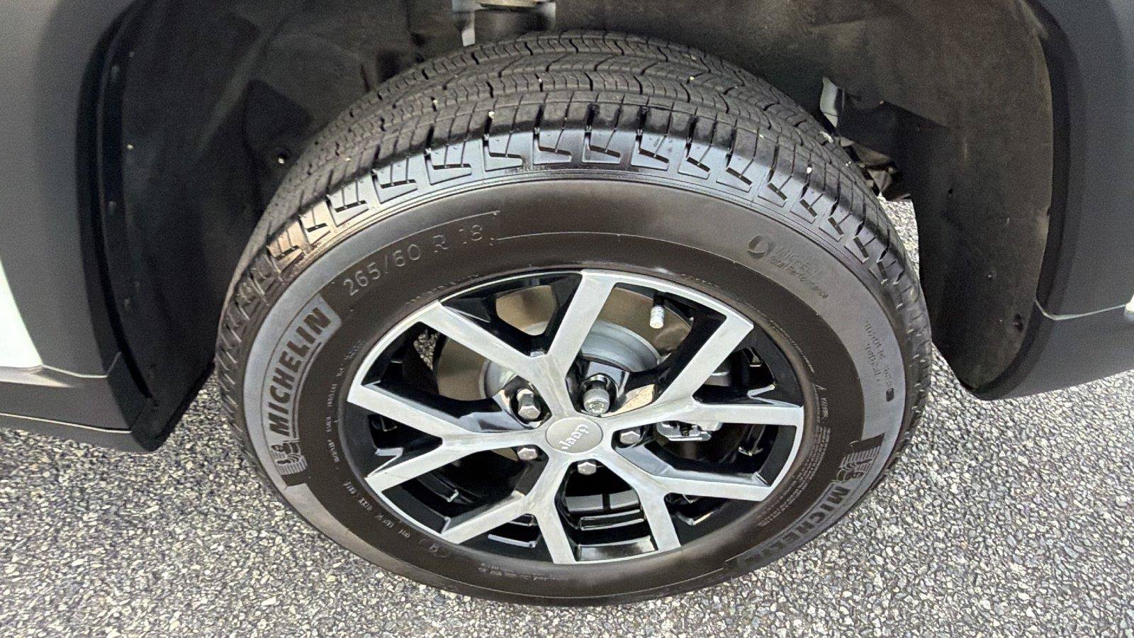 Used 2023 Jeep Grand Cherokee Limited AWD/4WD image 12