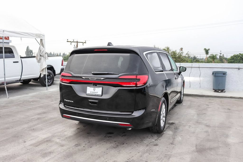 New 2027 Chrysler Pacifica Select FWD image 9