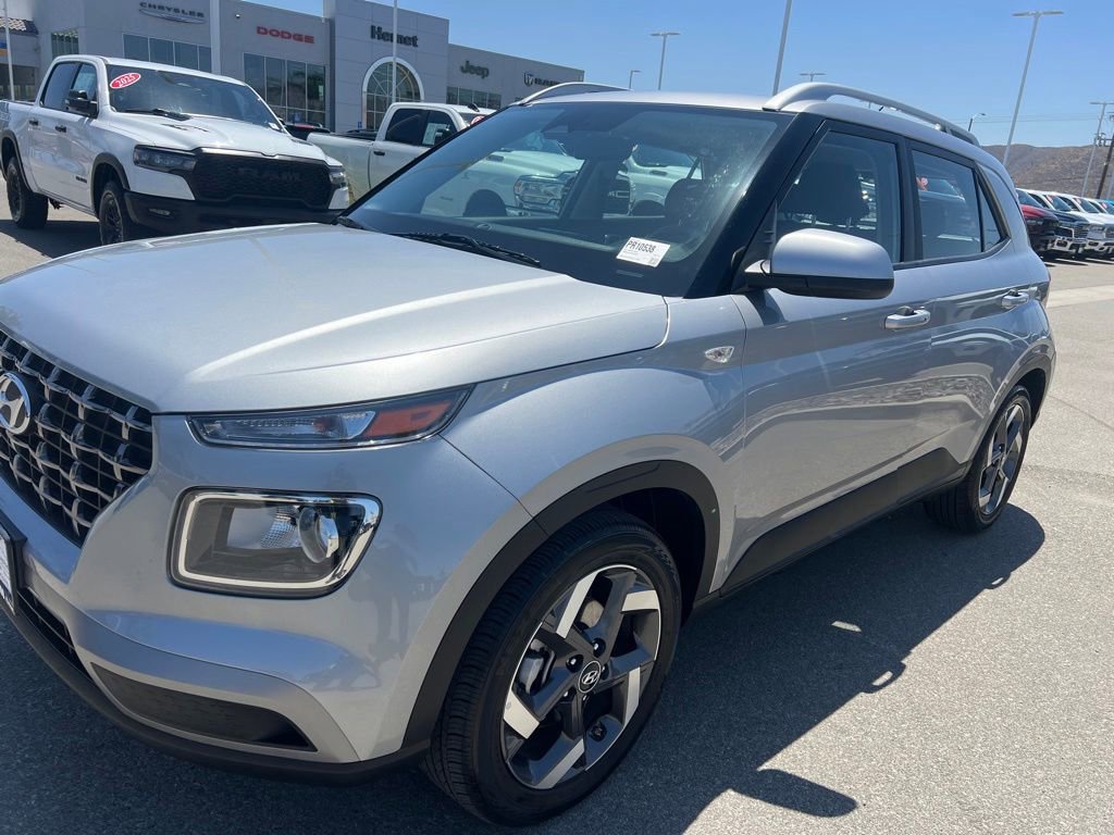 Used 2025 Hyundai Venue SEL FWD image 11