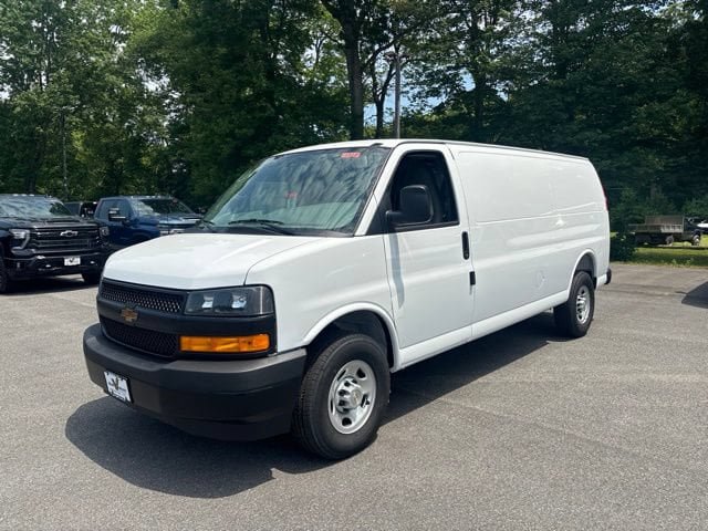 New 2026 Chevrolet Express 3500 Extended RWD image 2