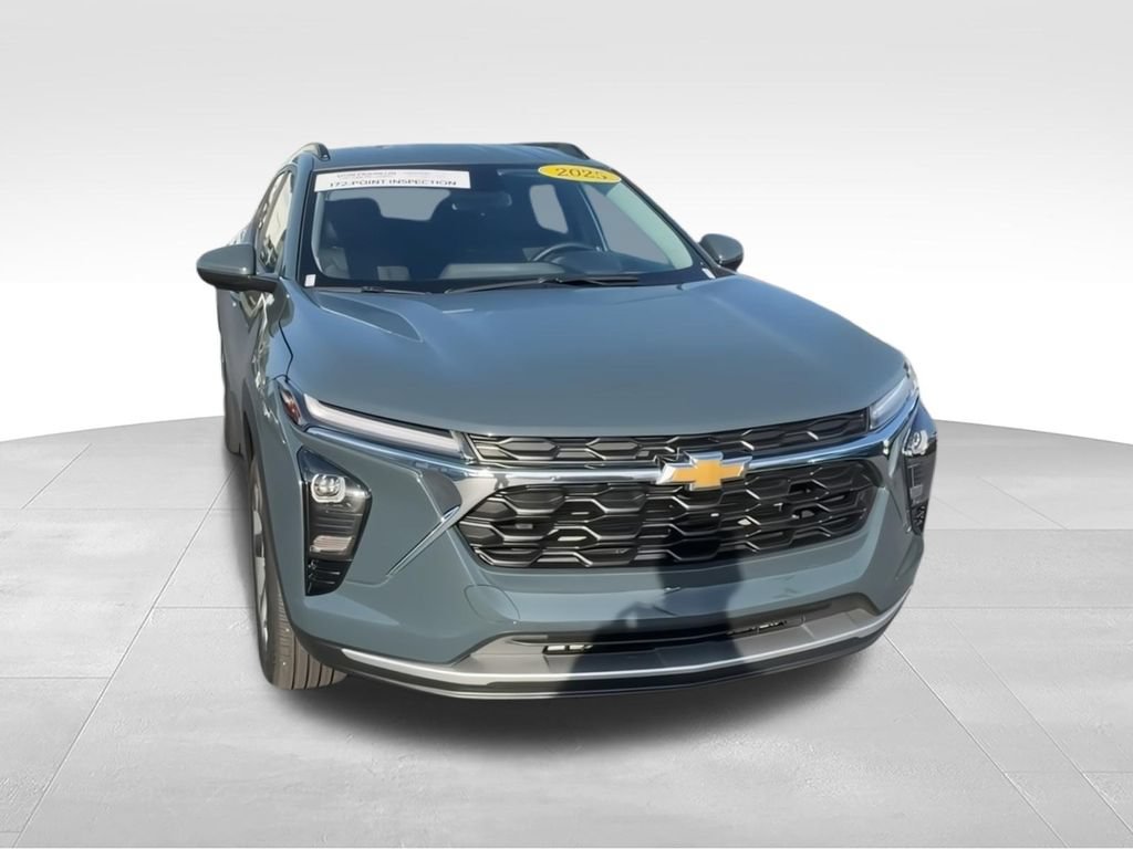 Used 2025 Chevrolet Trax LT w/ Driver Confidence Package FWD image 2