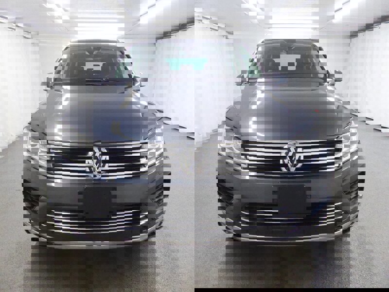 Used 2016 Volkswagen Touareg TDI image 2