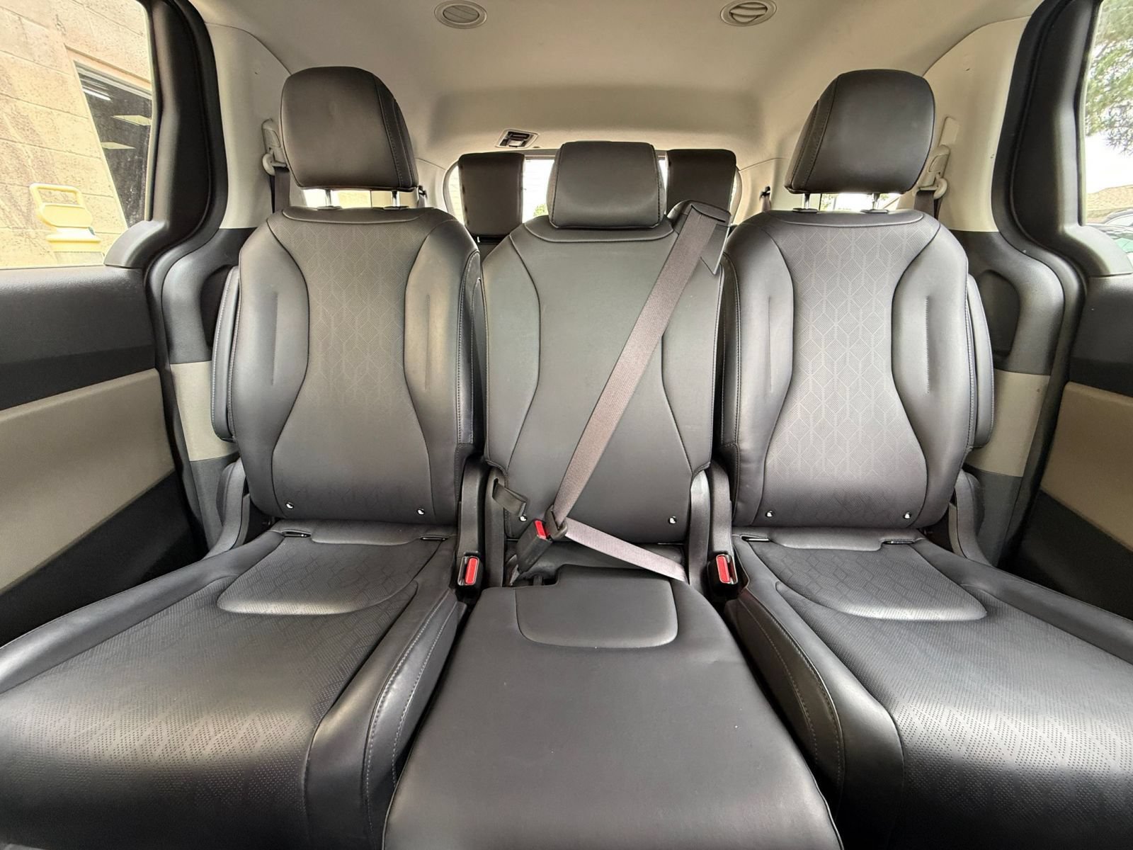 Used 2026 Kia Carnival FWD image 36