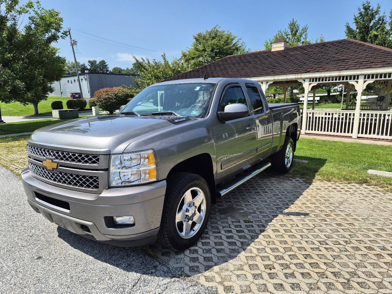 Used 2013 Chevrolet Silverado 2500 LT w/ Z71 Appearance Package AWD/4WD image 2