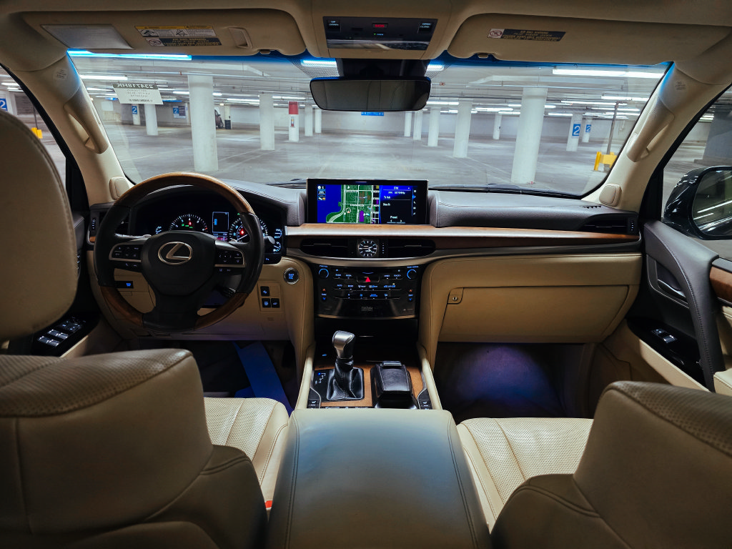 Used 2017 Lexus LX 570 4WD w/ Luxury Package image 3
