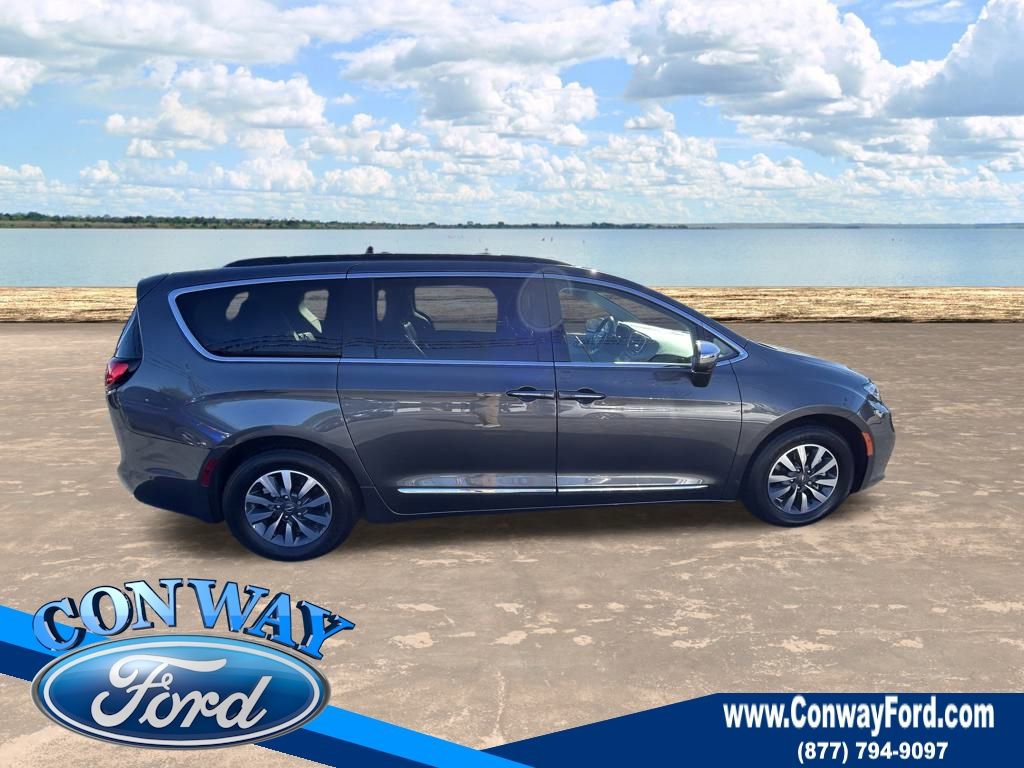 Used 2022 Chrysler Pacifica Limited w/ Uconnect Theater Family Group image 4