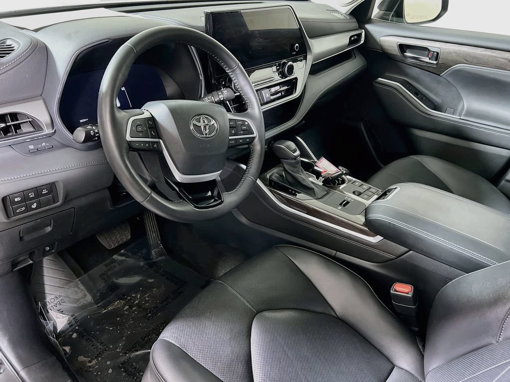 Certified 2024 Toyota Highlander Platinum AWD/4WD image 9