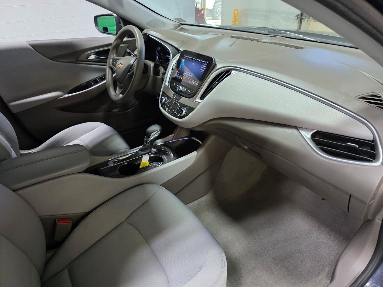 Used 2022 Chevrolet Malibu LT FWD image 25