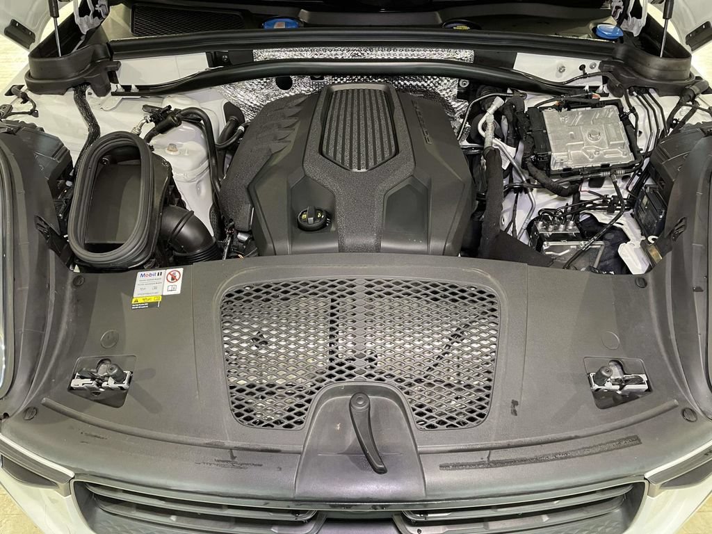 Certified 2024 Porsche Macan AWD/4WD image 24