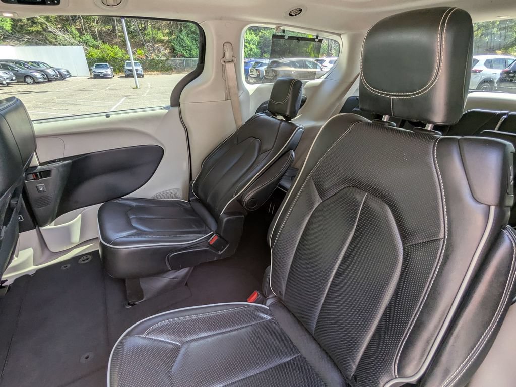Used 2023 Chrysler Pacifica Limited FWD image 25