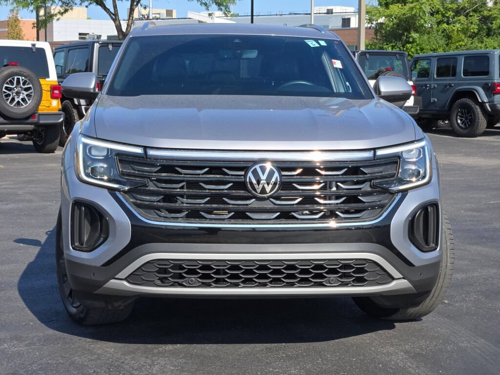 Used 2024 Volkswagen Atlas Cross Sport SE w/ Panoramic Sunroof Package AWD/4WD image 2