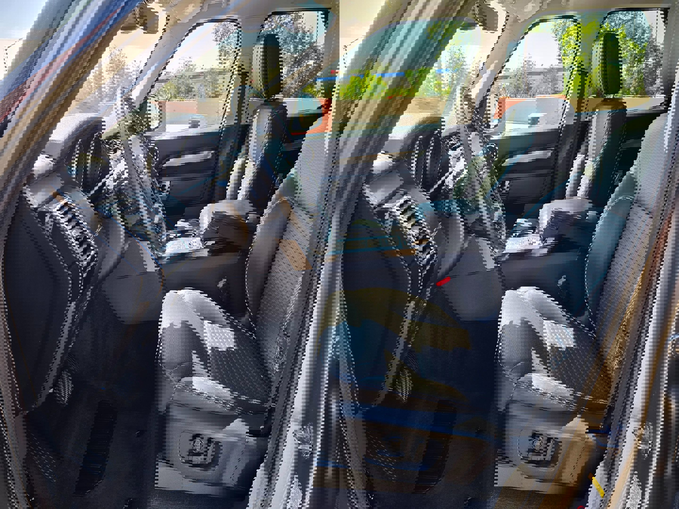 Used 2017 Land Rover Discovery First Edition image 16