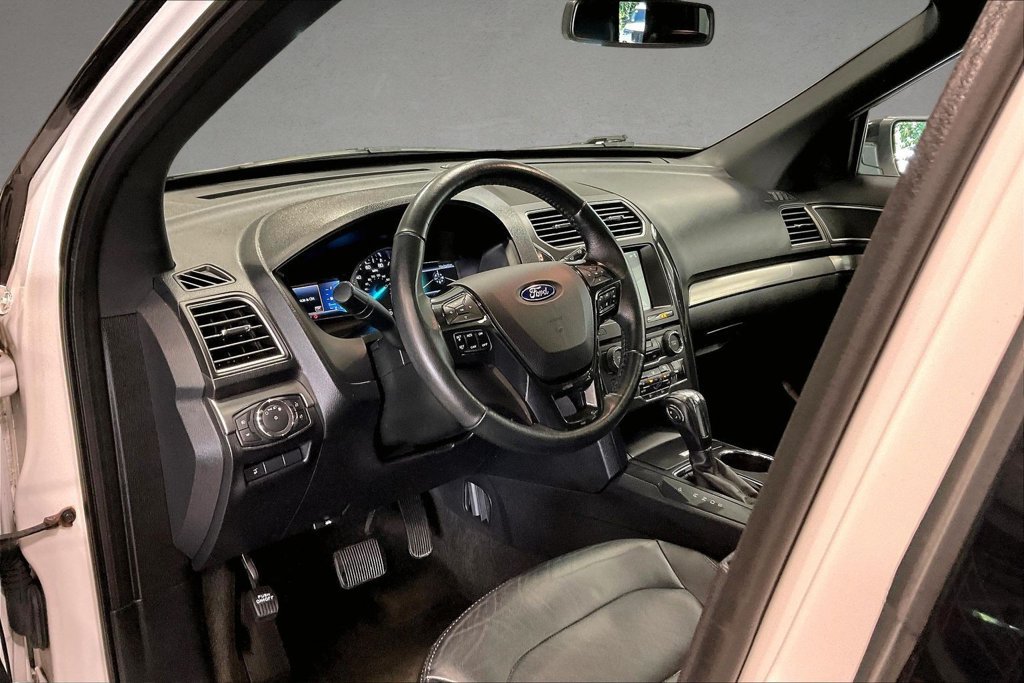 Used 2018 Ford Explorer XLT w/ Equipment Group 202A AWD/4WD image 18