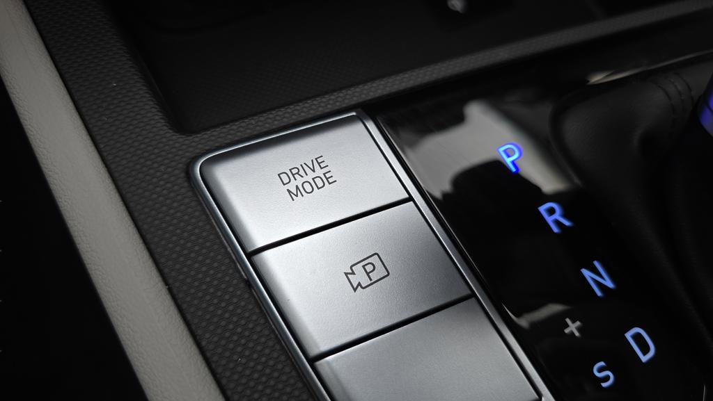 Certified 2025 Hyundai Elantra Limited FWD image 9