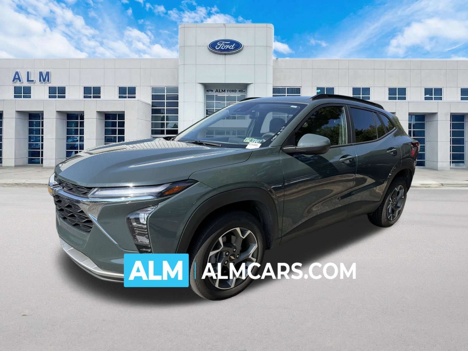 Used 2025 Chevrolet Trax LT FWD image 1