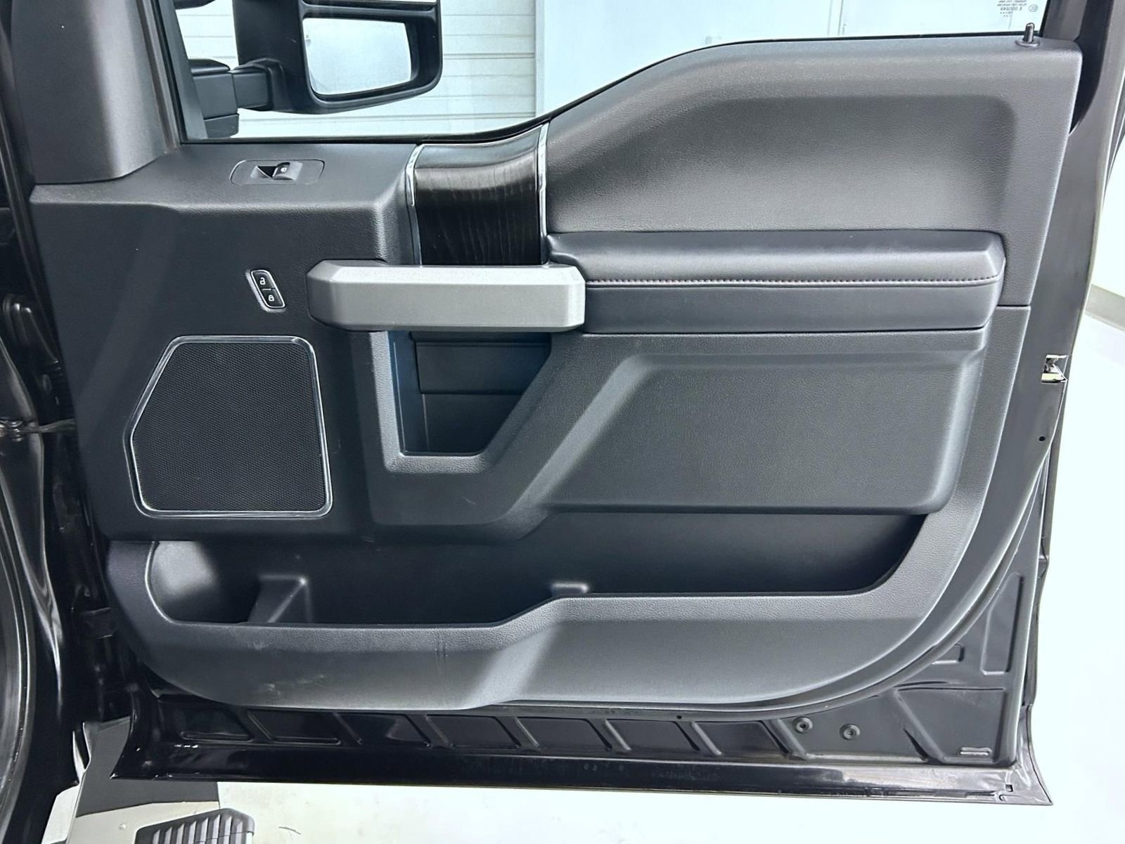 Used 2019 Ford F350 Platinum w/ Platinum Ultimate Package image 17