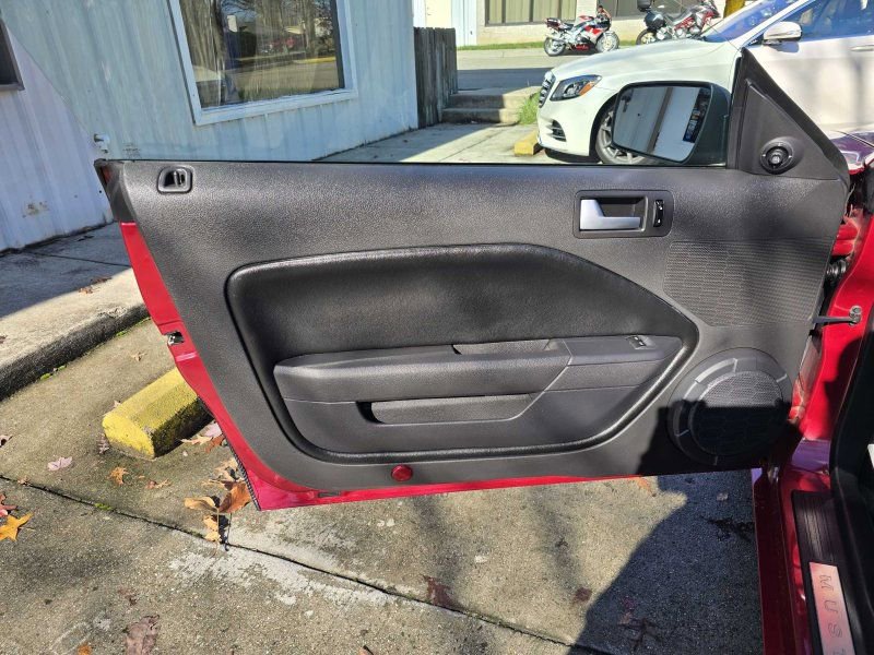 Used 2005 Ford Mustang GT Premium image 14