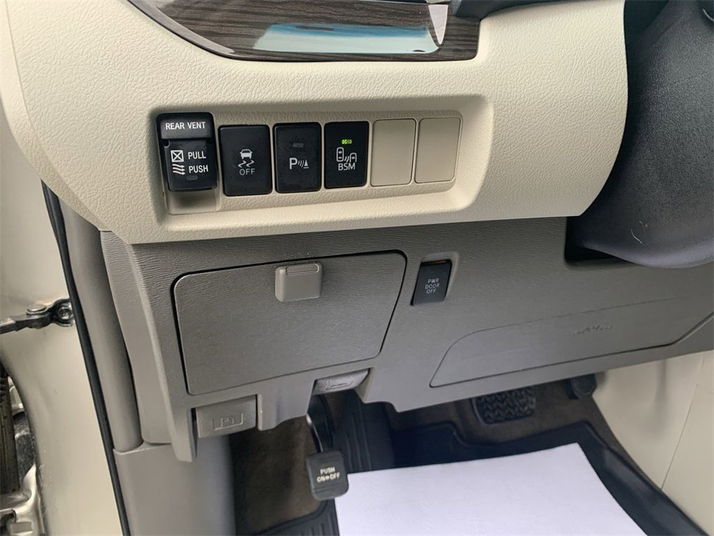 Used 2017 Toyota Sienna XLE Premium image 14