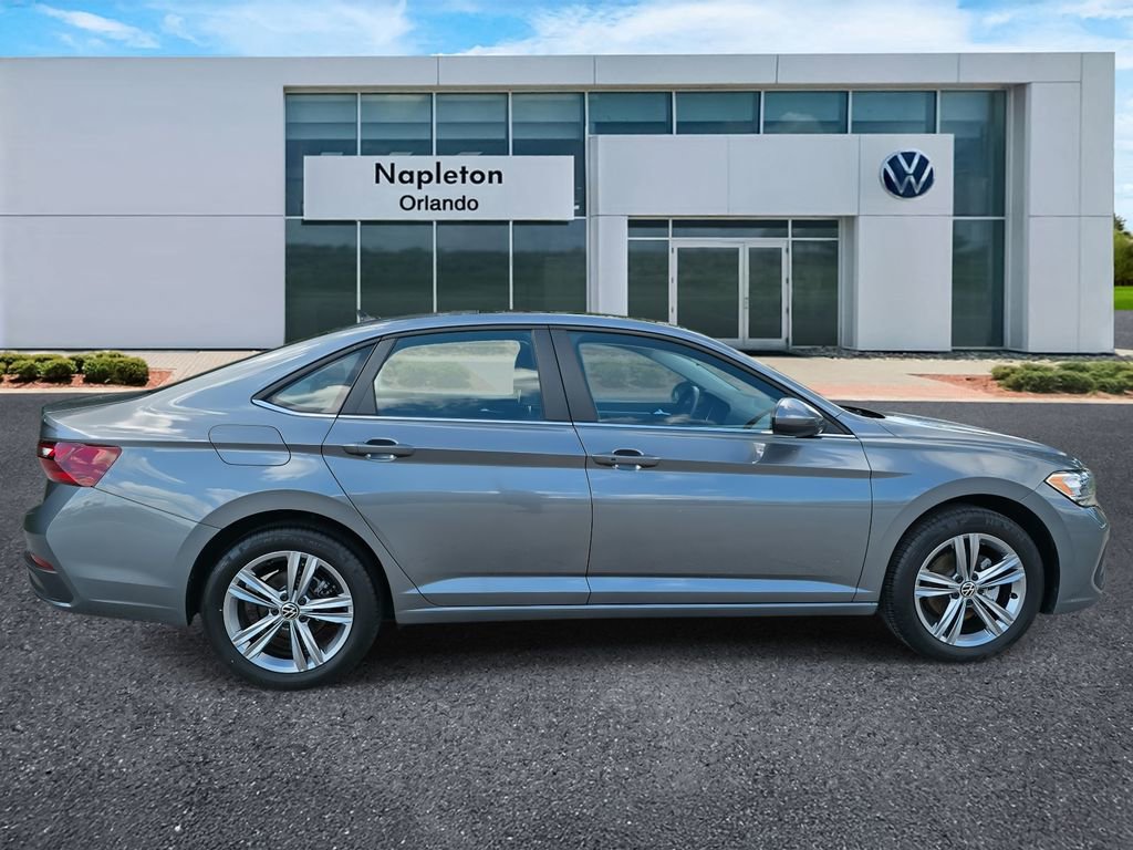 Used 2024 Volkswagen Jetta SE w/ Panoramic Sunroof Package image 4