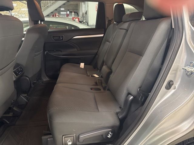 Used 2019 Toyota Highlander LE AWD/4WD image 8
