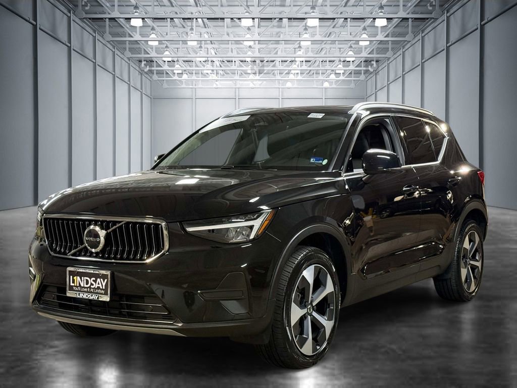 Used 2025 Volvo XC40 B5 Core AWD/4WD image 1