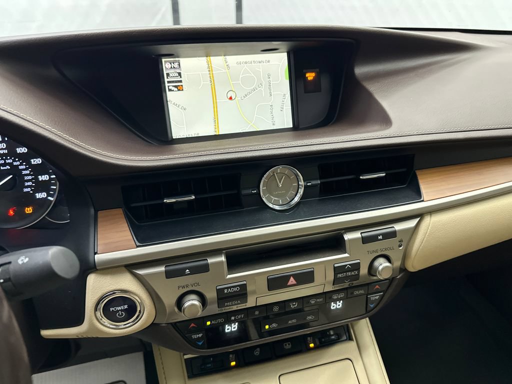 Used 2018 Lexus ES 300h w/ Luxury Package FWD image 29