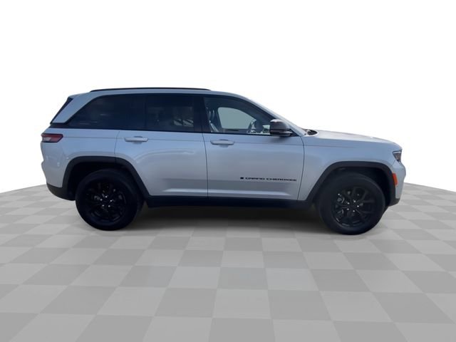 Used 2025 Jeep Grand Cherokee Altitude AWD/4WD image 3