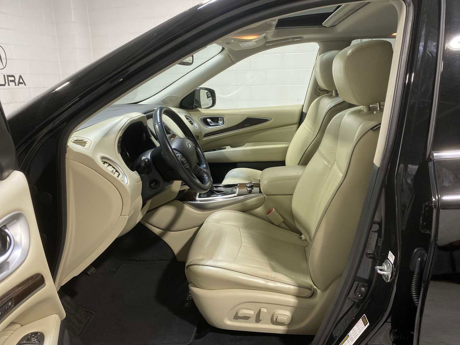 Used 2017 INFINITI QX60 FWD w/ Deluxe Technology Package image 2