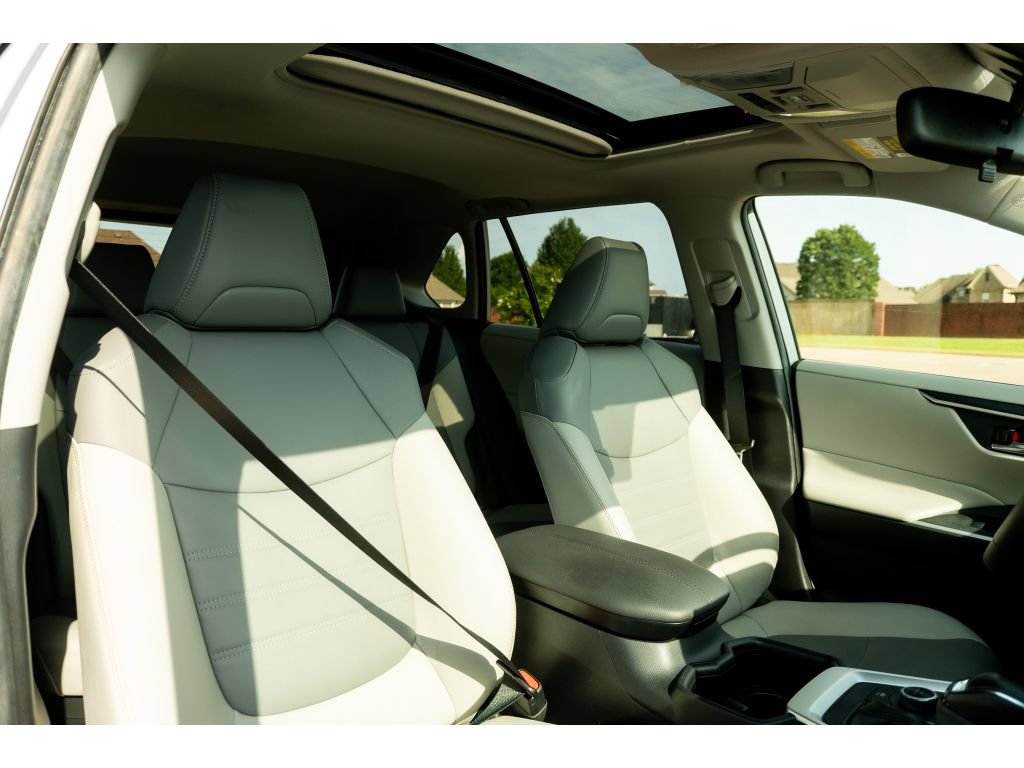 Used 2022 Toyota RAV4 XLE Premium AWD/4WD image 19