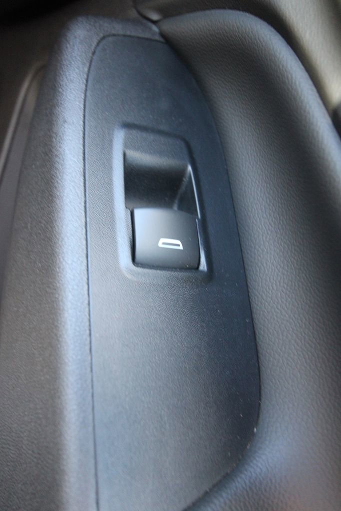 Used 2018 Chevrolet Equinox LT image 23
