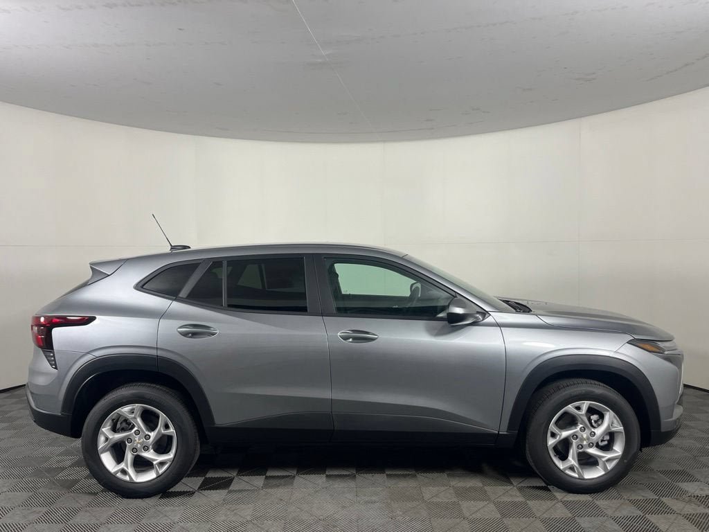New 2026 Chevrolet Trax LS w/ LS Convenience Package FWD image 2