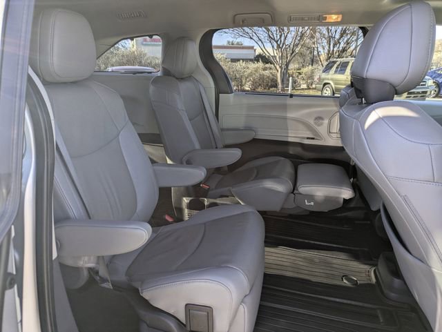 Used 2023 Toyota Sienna Limited image 31