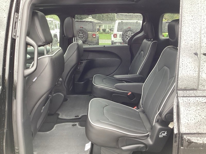 New 2026 Chrysler Pacifica Limited w/ S Appearance Package image 19