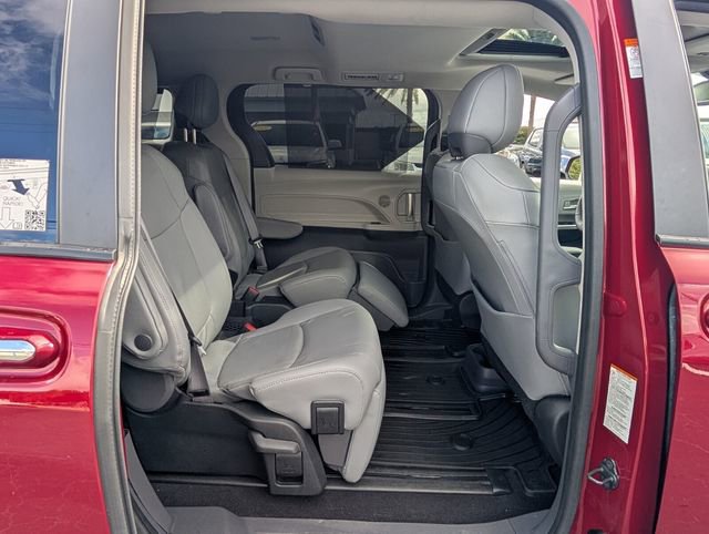 Used 2024 Toyota Sienna Limited image 15
