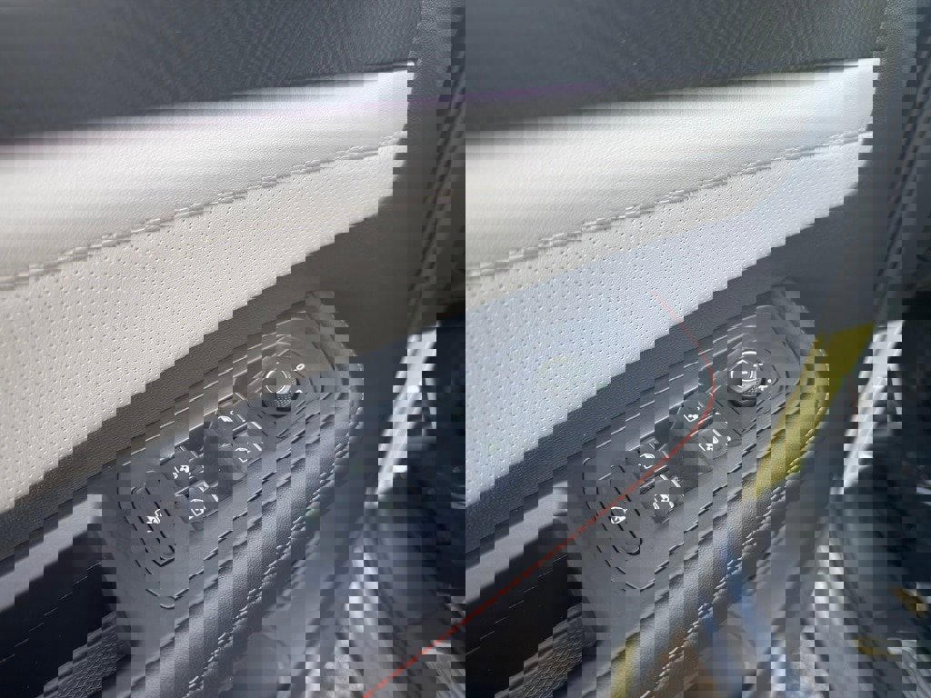 Used 2025 Volkswagen Atlas Peak Edition SE image 13