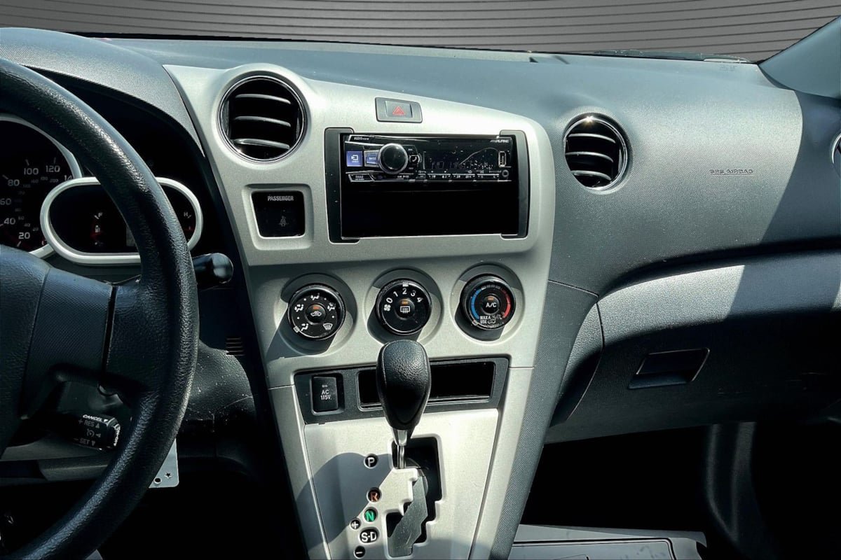 Used 2010 Pontiac Vibe w/ Preferred Package FWD image 9