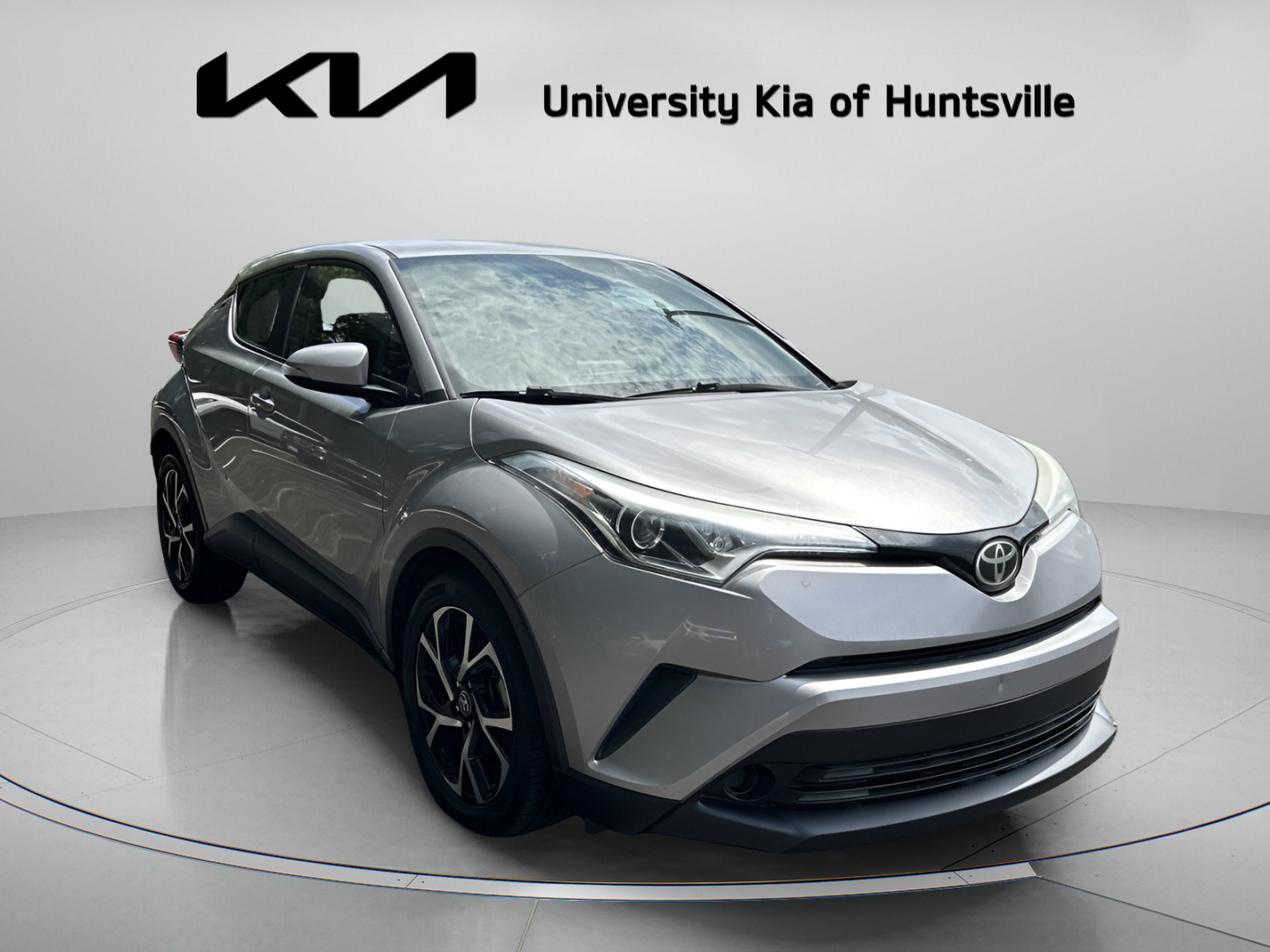 Used 2018 Toyota C-HR XLE FWD image 2