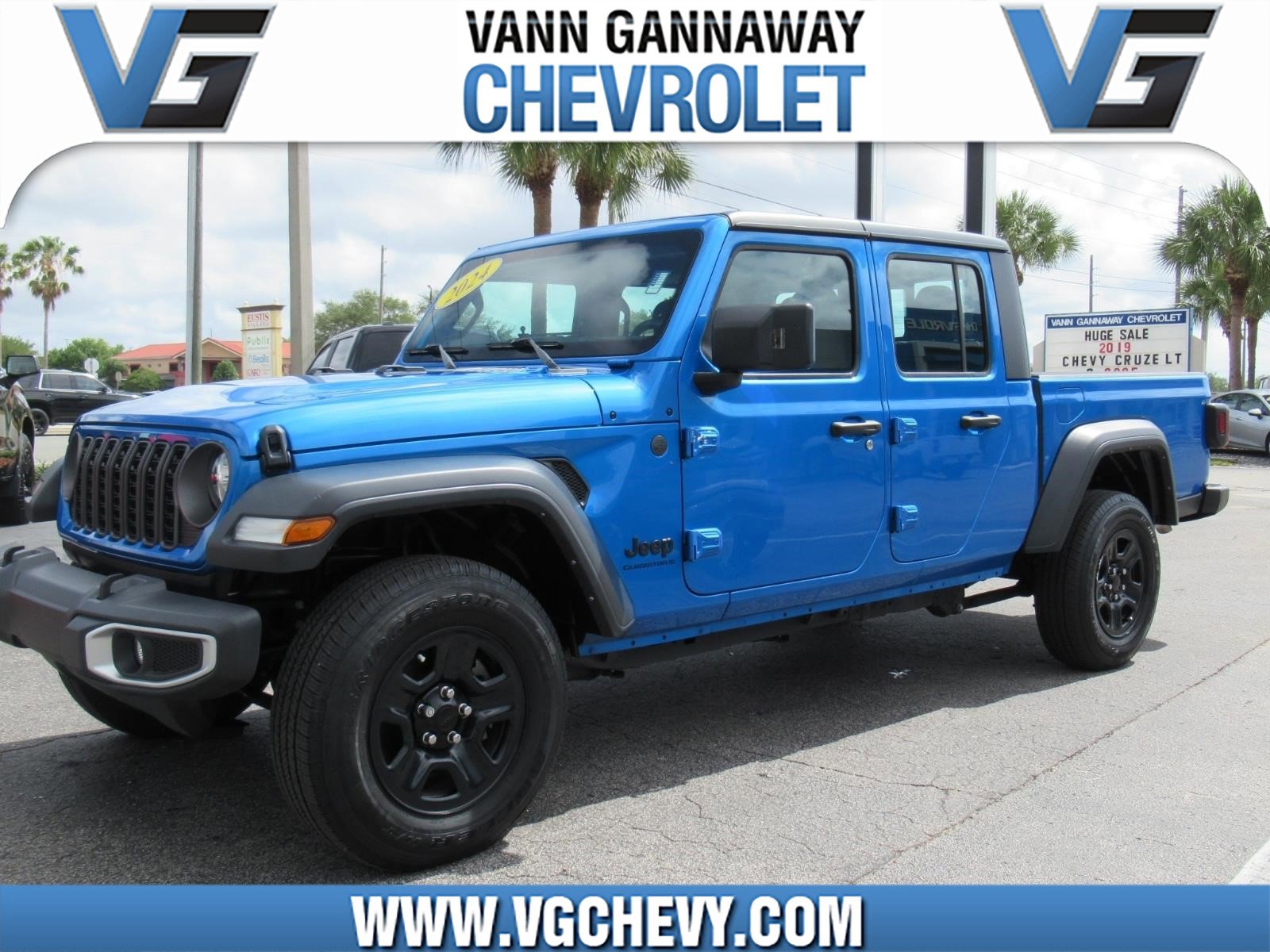Used 2024 Jeep Gladiator Sport AWD/4WD image 1