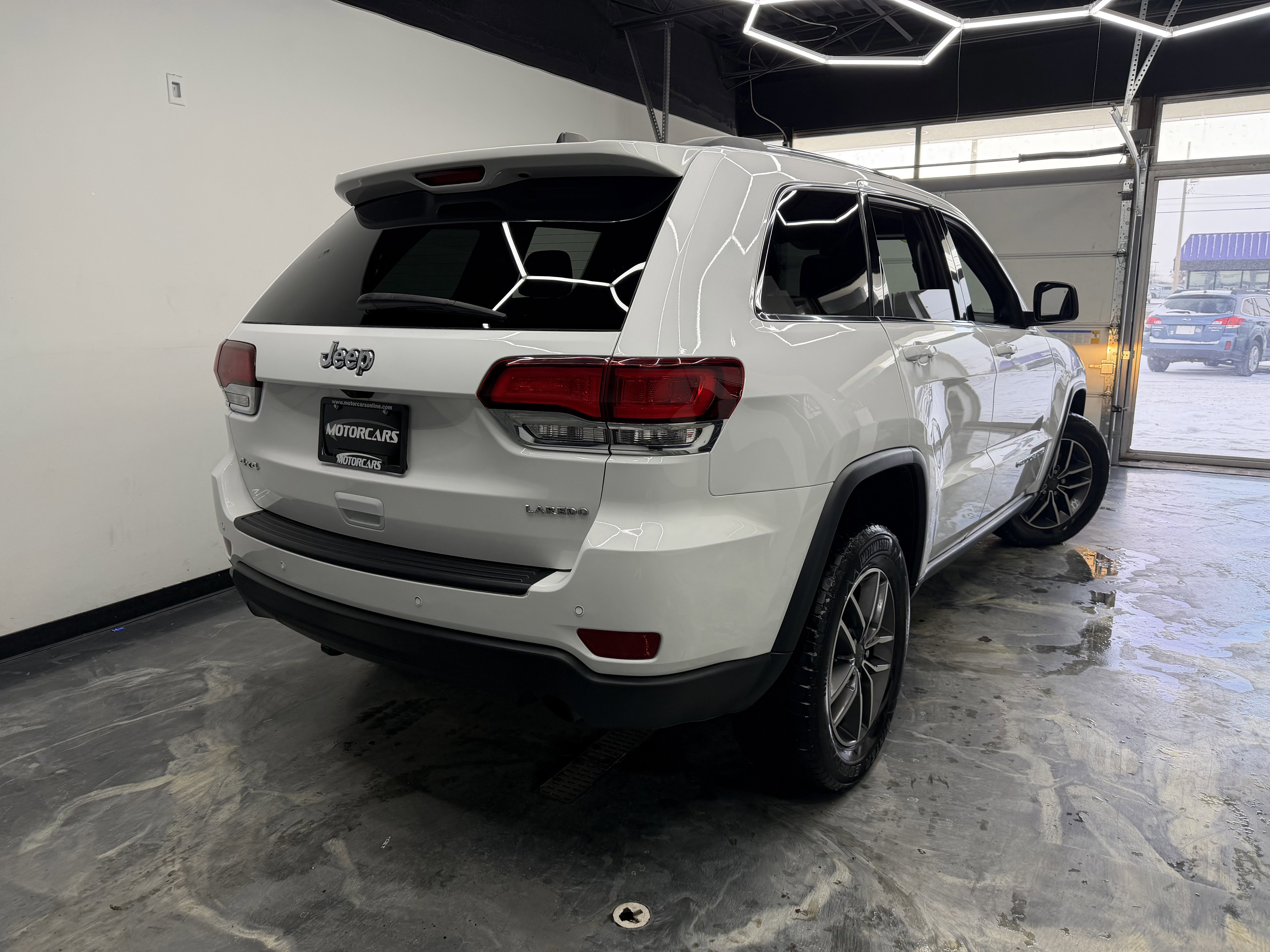 Used 2021 Jeep Grand Cherokee Laredo image 3