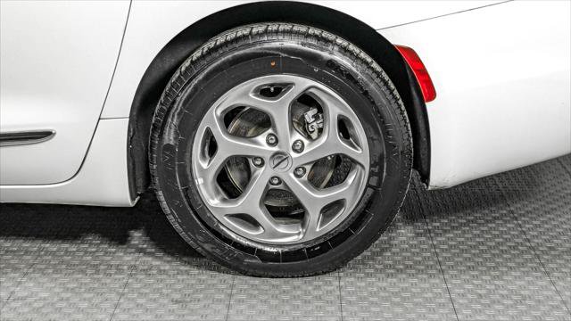 Used 2023 Chrysler Pacifica Limited FWD image 38