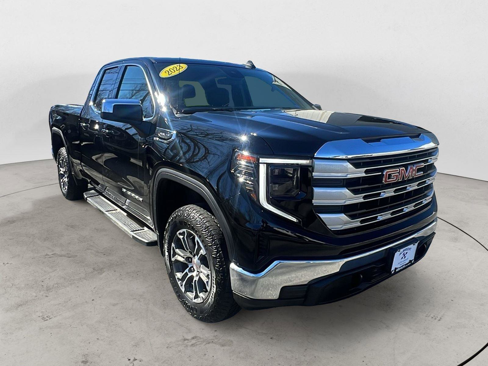 Used 2023 GMC Sierra 1500 SLE image 1
