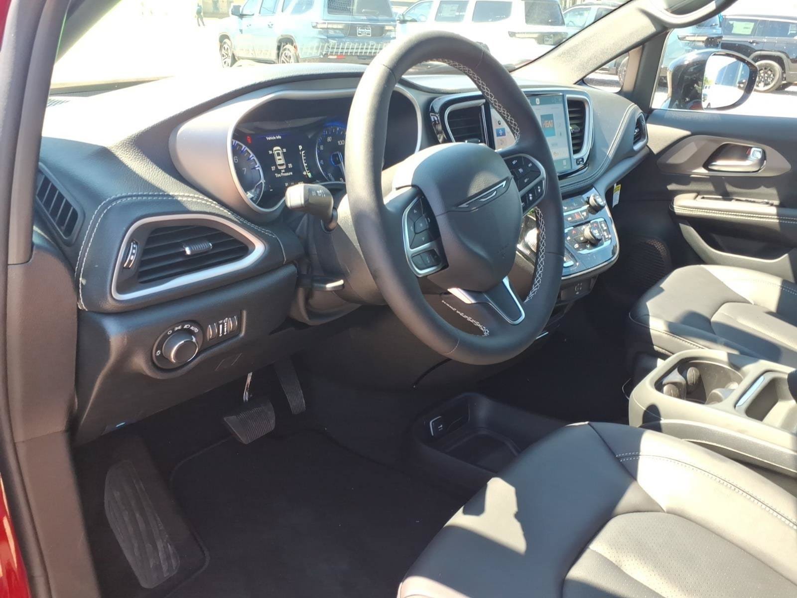 New 2027 Chrysler Pacifica Select FWD image 15