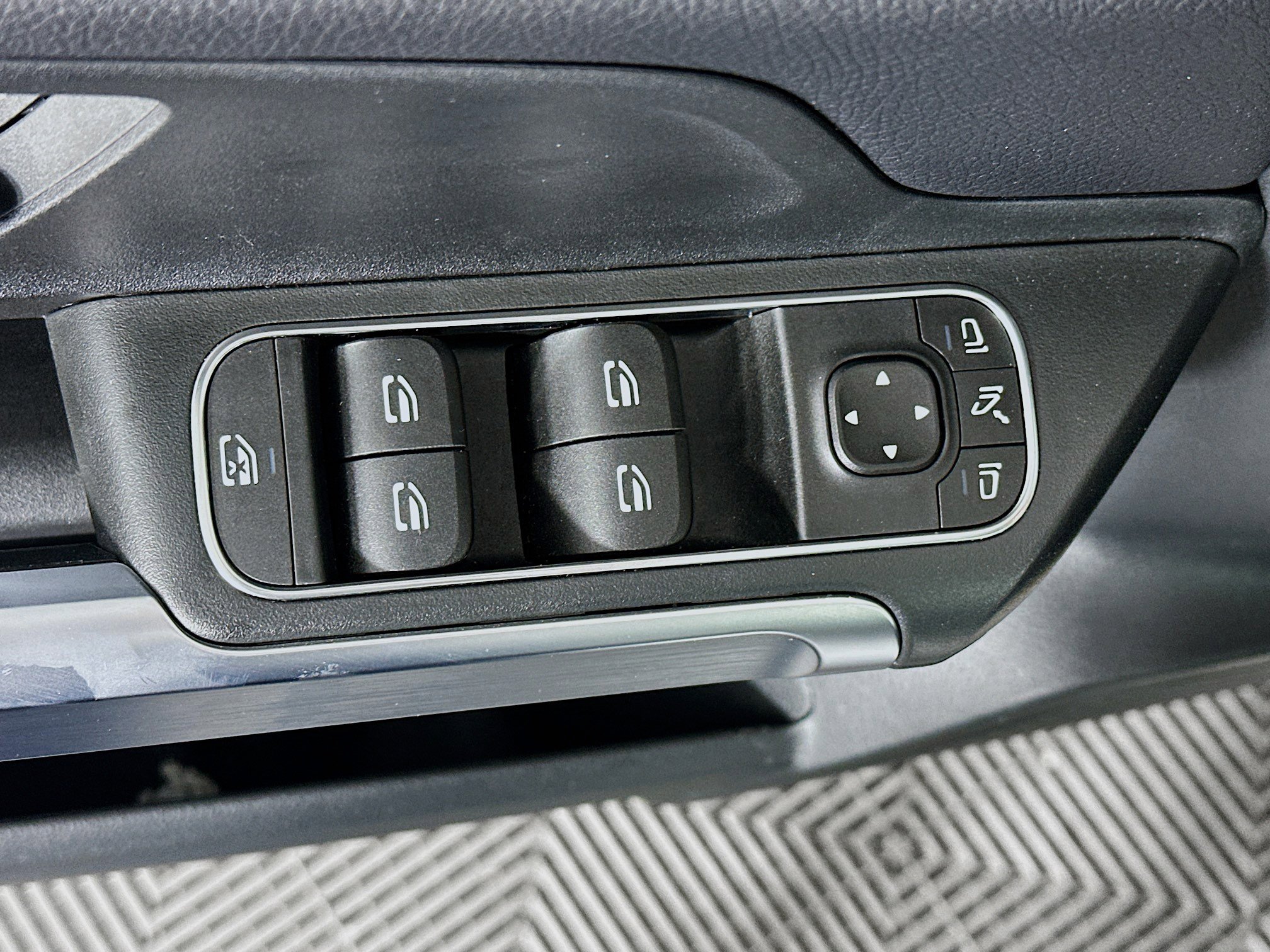 Used 2025 Mercedes-Benz GLB 250 image 15